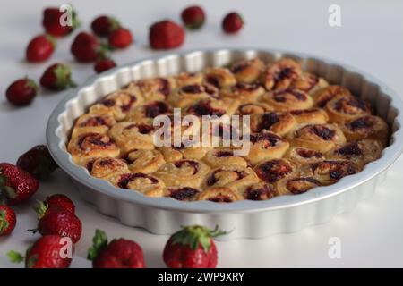 Erdbeere Cream Cheese Pull Bread, ein verführerisches süßes Leckerli, perfekt zum Frühstück oder Dessert. Frische Beeren, reichhaltiger Frischkäse und goldbraun Stockfoto