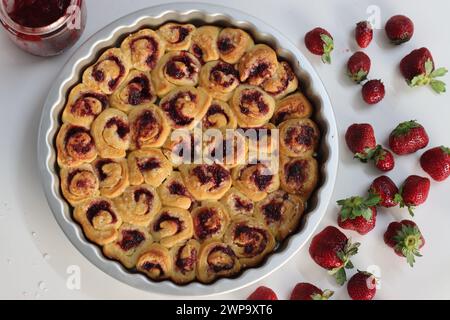 Erdbeere Cream Cheese Pull Bread, ein verführerisches süßes Leckerli, perfekt zum Frühstück oder Dessert. Frische Beeren, reichhaltiger Frischkäse und goldbraun Stockfoto