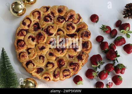 Erdbeere Cream Cheese Pull Bread, ein verführerisches süßes Leckerli, perfekt zum Frühstück oder Dessert. Frische Beeren, reichhaltiger Frischkäse und goldbraun Stockfoto