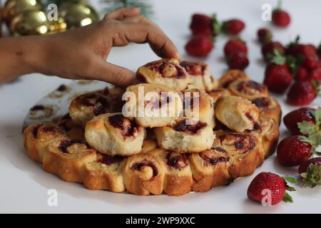 Erdbeere Cream Cheese Pull Bread, ein verführerisches süßes Leckerli, perfekt zum Frühstück oder Dessert. Frische Beeren, reichhaltiger Frischkäse und goldbraun Stockfoto