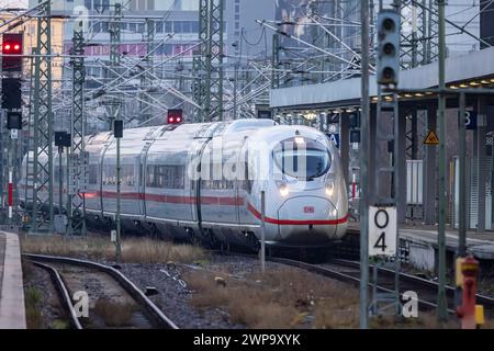 Hauptbahnhof Stuttgart, Gleisvorfeld mit Signalanalge und ICE. // 02.03.2024: Stuttgart, Baden-Württemberg, Deutschland, Europa *** Stuttgart Hauptbahnhof, Gleisvorfeld mit Signalanalge und ICE 02 03 2024 Stuttgart, Baden-Württemberg, Deutschland, Europa Stockfoto