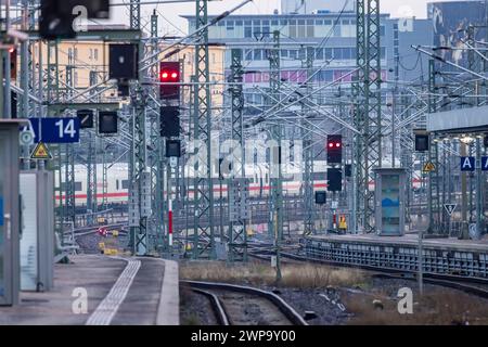 Hauptbahnhof Stuttgart, Gleisvorfeld mit Signalanalge und ICE. // 02.03.2024: Stuttgart, Baden-Württemberg, Deutschland, Europa *** Stuttgart Hauptbahnhof, Gleisvorfeld mit Signalanalge und ICE 02 03 2024 Stuttgart, Baden-Württemberg, Deutschland, Europa Stockfoto