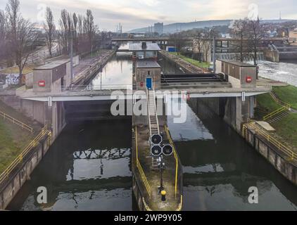 Neckarschleuse Bad Cannstatt in Stuttgart. // 03.02.2024: Stuttgart, Baden-Württemberg, Deutschland, Europa *** Neckarschloss Bad Cannstatt in Stuttgart 03 02 2024 Stuttgart, Baden Württemberg, Deutschland, Europa Stockfoto