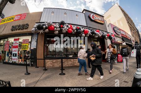 Horden von Hähnchenfinger-Liebhabern strömen zur Eröffnung des neuen Ladens von Raising Cane in Harlem in New York am Dienstag, den 27. Februar 2024. Die Fast-Food-Kette in Louisiana serviert nur Hühnerfinger-Mahlzeiten mit begleitenden Beilagen und plant, in den nächsten drei Jahren 25 Standorte in New York City zu eröffnen. Die Kette hat über 740 Restaurants in 36 bundesstaaten, im Nahen Osten und im Territorium von Guam. (© Richard B. Levine) Stockfoto