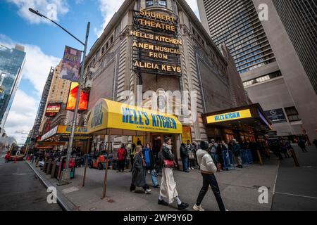 Am Eröffnungstag des Ticketverkaufs ihres biografischen Musicals „Hell’s Kitchen“, das am Donnerstag, den 29. Februar 2024 zu sehen war, mochten Horden von Fans von Alicia Keys das Shubert Theatre im Broadway Theatre District in New York. (© Richard B. Levine) Stockfoto