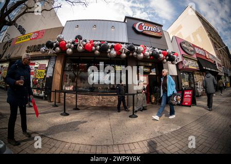 Horden von Hähnchenfinger-Liebhabern strömen zur Eröffnung des neuen Ladens von Raising Cane in Harlem in New York am Dienstag, den 27. Februar 2024. Die Fast-Food-Kette in Louisiana serviert nur Hühnerfinger-Mahlzeiten mit begleitenden Beilagen und plant, in den nächsten drei Jahren 25 Standorte in New York City zu eröffnen. Die Kette hat über 740 Restaurants in 36 bundesstaaten, im Nahen Osten und im Territorium von Guam. (© Richard B. Levine) Stockfoto