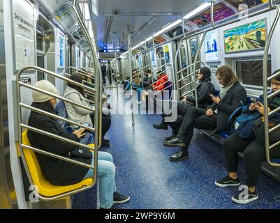 Ein brandneues U-Bahn-Auto R211T „Open Gangway“ auf der Linie „C“ in New York am Donnerstag, 29. Februar 2024. Die Fahrzeuge sind mit einer „offenen Gangway“ verbunden, die den Fahrgästen eine Bewegung ermöglicht, ohne Türen zu öffnen und in die gefährliche Verbindung zwischen den Autos zu treten. Die Türen der Fahrzeuge sind ebenfalls breiter, sodass sich beim ein- und Aussteigen weniger Menschenmassen aufhalten. (© Richard B. Levine) Stockfoto