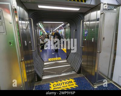 Ein brandneues U-Bahn-Auto R211T „Open Gangway“ auf der Linie „C“ in New York am Donnerstag, 29. Februar 2024. Die Fahrzeuge sind mit einer „offenen Gangway“ verbunden, die den Fahrgästen eine Bewegung ermöglicht, ohne Türen zu öffnen und in die gefährliche Verbindung zwischen den Autos zu treten. Die Türen der Fahrzeuge sind ebenfalls breiter, sodass sich beim ein- und Aussteigen weniger Menschenmassen aufhalten. (© Richard B. Levine) Stockfoto