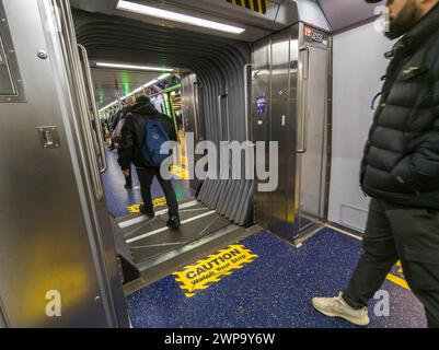 Ein brandneues U-Bahn-Auto R211T „Open Gangway“ auf der Linie „C“ in New York am Donnerstag, 29. Februar 2024. Die Fahrzeuge sind mit einer „offenen Gangway“ verbunden, die den Fahrgästen eine Bewegung ermöglicht, ohne Türen zu öffnen und in die gefährliche Verbindung zwischen den Autos zu treten. Die Türen der Fahrzeuge sind ebenfalls breiter, sodass sich beim ein- und Aussteigen weniger Menschenmassen aufhalten. (© Richard B. Levine) Stockfoto