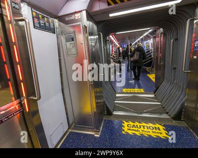 Ein brandneues U-Bahn-Auto R211T „Open Gangway“ auf der Linie „C“ in New York am Donnerstag, 29. Februar 2024. Die Fahrzeuge sind mit einer „offenen Gangway“ verbunden, die den Fahrgästen eine Bewegung ermöglicht, ohne Türen zu öffnen und in die gefährliche Verbindung zwischen den Autos zu treten. Die Türen der Fahrzeuge sind ebenfalls breiter, sodass sich beim ein- und Aussteigen weniger Menschenmassen aufhalten. (© Richard B. Levine) Stockfoto