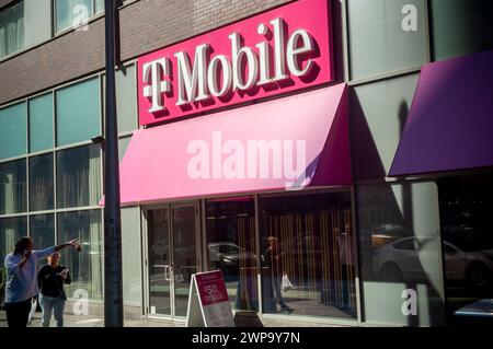 Ein T-Mobile-Geschäft in Midtown Manhattan in New York am Sonntag, 3. März 2024. (© Richard B. Levine) Stockfoto