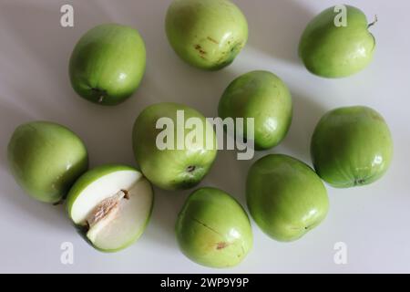 BER Apfel oder Juju Be. Lebendiges Bild von Juju Be Apfel, das seine Textur und satte Farbe sowohl innen als auch außen zeigt. Perfekt für Gesundheit, Ernährung, A Stockfoto