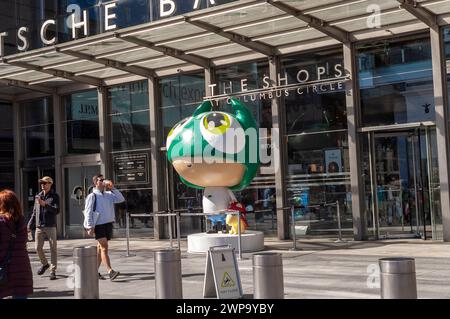 Die Skulptur „The Dreamer“ des spanischen Künstlers Edgar Plans schmückt am Sonntag, den 3. März 2024, die Fassade der Geschäfte am Columbus Circle im Deutsche Bank Center in New York. Die Marke Lil’ Heroes wird mit Merchandise, Lizenzierung, Gaming usw. vermarktet. nach Plänen mit Exile Content Studio. (© Richard B. Levine) Stockfoto