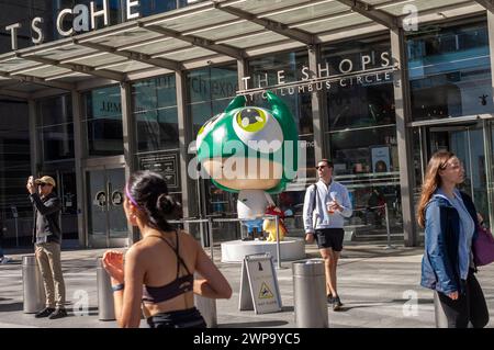 Die Skulptur „The Dreamer“ des spanischen Künstlers Edgar Plans schmückt am Sonntag, den 3. März 2024, die Fassade der Geschäfte am Columbus Circle im Deutsche Bank Center in New York. Die Marke Lil’ Heroes wird mit Merchandise, Lizenzierung, Gaming usw. vermarktet. nach Plänen mit Exile Content Studio. (© Richard B. Levine) Stockfoto