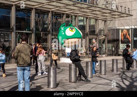 Die Skulptur „The Dreamer“ des spanischen Künstlers Edgar Plans schmückt am Sonntag, den 3. März 2024, die Fassade der Geschäfte am Columbus Circle im Deutsche Bank Center in New York. Die Marke Lil’ Heroes wird mit Merchandise, Lizenzierung, Gaming usw. vermarktet. nach Plänen mit Exile Content Studio. (© Richard B. Levine) Stockfoto