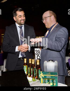 Edinburgh, Vereinigtes Königreich, 6. März 2024: Schottlands erster Minister Humza Yousaf, links mit Gregor Mackintosh, Geschäftsführer von Mackintosh aus Glendaveny bei Showcase Scotland, EICC Edinburgh. Bild: DB Media Services / Alamy Live Stockfoto