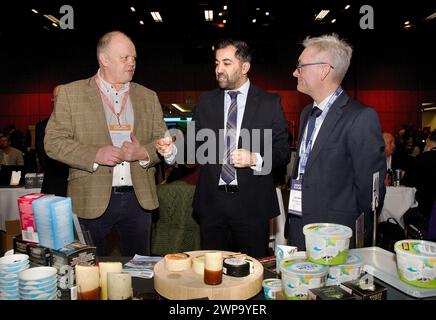 Edinburgh, Vereinigtes Königreich 6. März 2024: Alastair Dobson, Geschäftsführer von Taste of Arran (links), mit Schottlands erstem Minister Humza Yousaf (Mitte) und Iain Baxter, Chief Executive von Scotland Food and Drink auf der schottischen Messe EICC, Edinburgh. Bild: DB Media Services / Alamy Live Stockfoto