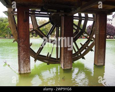 Stanisici Bijelina, Bosnien und Herzegowina, 08.15.23 Holzwassermühle. Eine hydraulische Struktur mit Wasserkraft aus einem Wasserrad. Arbeiten Sie mit einem Stockfoto