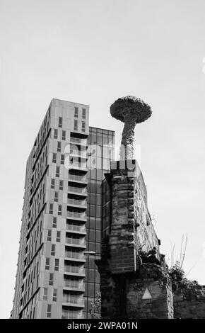 London, England, Großbritannien - 4. Mai 2014: Pilz (Christiaan Nagel Stil) auf einer Backsteinmauer und einem modernen Gebäude im Hintergrund. Urbane Kunst in Shoreditch Stockfoto