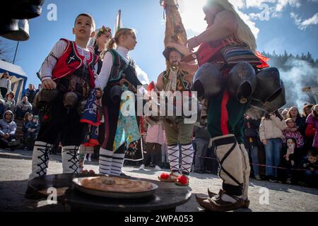 Shiroka Laka, Bulgarien - 3. März 2024: Maskierte Männer namens Kukeri bereiten sich auf ein Exorzismus-Ritual beim Pesponedelnik Maskerade Games Festival in Shi vor Stockfoto