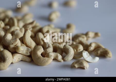 Ein Haufen goldgerösteter Cashewkerne, perfekt für Snacks und kulinarische Köstlichkeiten, die die Essenz erstklassiger Qualität und unwiderstehlichen Geschmacks einfangen. Shoot On Stockfoto