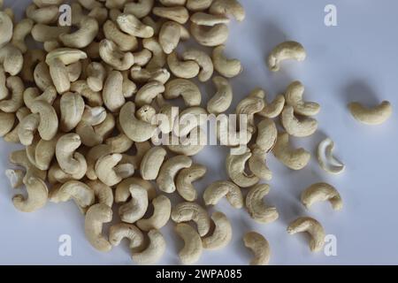 Ein Haufen goldgerösteter Cashewkerne, perfekt für Snacks und kulinarische Köstlichkeiten, die die Essenz erstklassiger Qualität und unwiderstehlichen Geschmacks einfangen. Shoot On Stockfoto