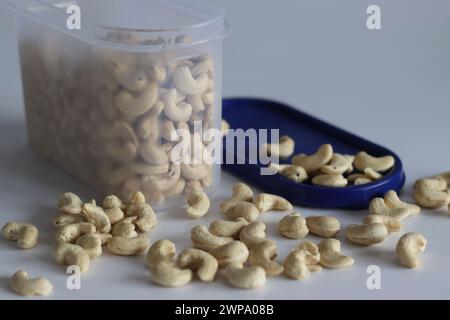 Ein Haufen goldgerösteter Cashewkerne in einem Plastikbehälter. Perfekt für Snacks und kulinarische Köstlichkeiten, die die Essenz von Premium-Qualität und Irresi einfangen Stockfoto