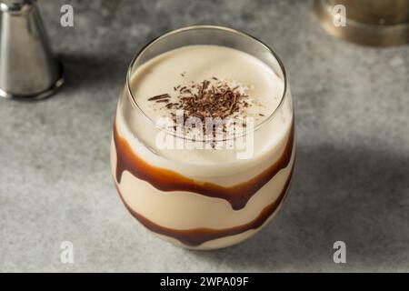 Boozy Frozen Chocolate Schlammcocktail mit Kaffeeliquor Stockfoto