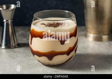 Boozy Frozen Chocolate Schlammcocktail mit Kaffeeliquor Stockfoto