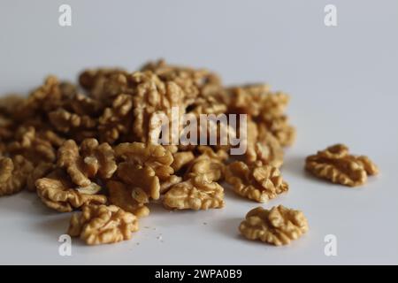 Unberührter Haufen hochwertiger trockener Walnüsse, ideal für kulinarische Kreationen und gesunde Snacks. Nussliebhaber freuen sich über diese üppige Ernte. Rustikal, biologisch. Stockfoto