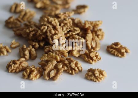 Unberührter Haufen hochwertiger trockener Walnüsse, ideal für kulinarische Kreationen und gesunde Snacks. Nussliebhaber freuen sich über diese üppige Ernte. Rustikal, biologisch. Stockfoto