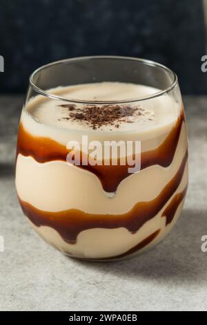 Boozy Frozen Chocolate Schlammcocktail mit Kaffeeliquor Stockfoto