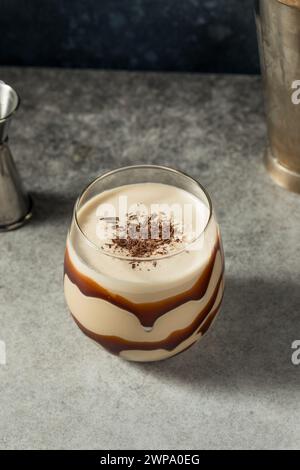 Boozy Frozen Chocolate Schlammcocktail mit Kaffeeliquor Stockfoto