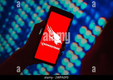 Brasilien. März 2024. In dieser Abbildung wird das Logo von CrowdStrike Holdings, Inc. Auf einem Smartphone-Bildschirm angezeigt. (Foto von Rafael Henrique/SOPA Images/SIPA USA) *** ausschließlich für redaktionelle Nachrichten *** Credit: SIPA USA/Alamy Live News Stockfoto