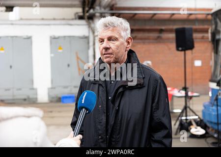 München, Deutschland. März 2024. Oberbürgermeister Dieter Reiter ( SPD ) bei der Kampagne der Münchener Aktionsallianz für den gleichen Lohntag/Gender Pay Gap am 6. März 2024 im Straßenbahndepot in München. Den ganzen Monat fährt eine Straßenbahn durch München, um gleiches Entgelt für Frauen zu fordern. (Foto: Alexander Pohl/SIPA USA) Credit: SIPA USA/Alamy Live News Stockfoto