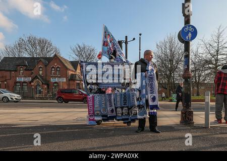 Schals, die außerhalb des Etihad während des UEFA Champions League-Spiels Manchester City gegen FC Kopenhagen im Etihad Stadium, Manchester, Großbritannien, verkauft werden, 6. März 2024 (Foto: Mark Cosgrove/News Images) Stockfoto