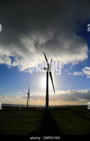 04/12/13 das erste Paar von vier Windturbinen, die am Tag vor der Fertigstellung im Derbyshire Peak District gebaut werden, mit Blick auf das Wasser von Carsington Stockfoto