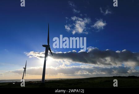 04/12/13 das erste Paar von vier Windturbinen, die am Tag vor der Fertigstellung im Derbyshire Peak District gebaut werden, mit Blick auf das Wasser von Carsington Stockfoto