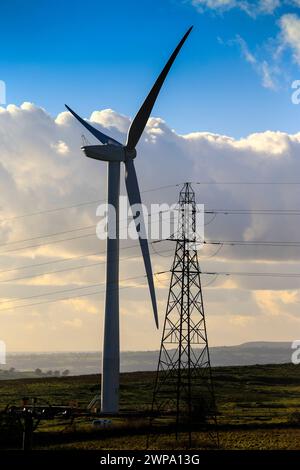 04/12/13 das erste Paar von vier Windturbinen, die am Tag vor der Fertigstellung im Derbyshire Peak District gebaut werden, mit Blick auf das Wasser von Carsington Stockfoto