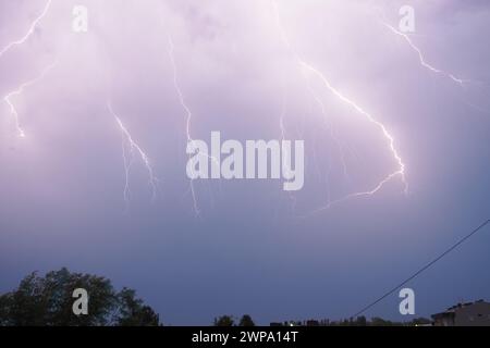Blitzschlag ist ein natürliches Phänomen elektrostatische Entladungen in der Atmosphäre zwischen zwei elektrisch geladenen Regionen, die in einer Nähe neutralisieren Stockfoto
