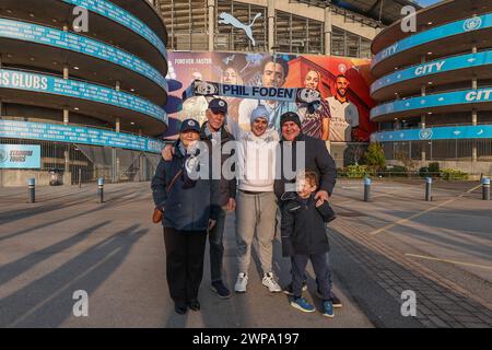 Manchester, Großbritannien. März 2024. Die Fans kommen am 6. März 2024 im Etihad Stadium in Manchester (Foto: Mark Cosgrove/News Images) in Manchester, Großbritannien, während des UEFA Champions League-Spiels Manchester City gegen den FC Kopenhagen am 6. März 2024. (Foto: Mark Cosgrove/News Images/SIPA USA) Credit: SIPA USA/Alamy Live News Stockfoto