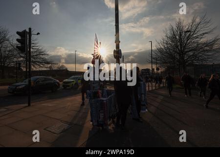 Manchester, Großbritannien. März 2024. Schals wurden außerhalb des Etihad während des UEFA Champions League-Spiels Manchester City gegen FC Kopenhagen am 6. März 2024 im Etihad Stadium, Manchester, Vereinigtes Königreich, verkauft (Foto: Mark Cosgrove/News Images) in Manchester, Vereinigtes Königreich am 6. März 2024. (Foto: Mark Cosgrove/News Images/SIPA USA) Credit: SIPA USA/Alamy Live News Stockfoto