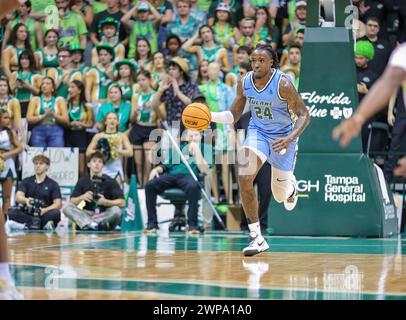 Tampa, Florida, USA. März 2024. KEVIN CROSS (24) bewegt den Ball während des NCAA Männer Basketballspiels zwischen den Tulane Green Wave und den University of South Florida Bulls im Yuengling Center in Tampa, Florida. (Kreditbild: © Israel Anta via ZUMA Press Wire) NUR REDAKTIONELLE VERWENDUNG! Nicht für kommerzielle ZWECKE! Stockfoto