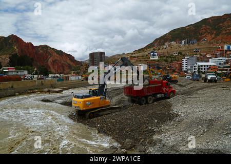 La Paz, BOLIVIEN; 6. März 2024: Instandhaltungsteams, die für die Stadtverwaltung von La Paz arbeiten, entfernen Flutschutt- und Erdrutschrückstände aus dem Fluss Irpavi in der unteren Zona Sur. Februar ist die Regenzeit und dieses Jahr war einer der nassesten Monate der Geschichte. Starke Regenfälle haben bis in den März andauert und in vielen Flusstälern und steilen, instabilen Hängen, die heute Teil der Vororte der Stadt sind, Sturzfluten, Erdrutsche und Erosion verursacht. Stockfoto