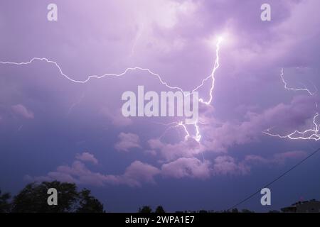 Blitzschlag ist ein natürliches Phänomen elektrostatische Entladungen in der Atmosphäre zwischen zwei elektrisch geladenen Regionen, die in einer Nähe neutralisieren Stockfoto