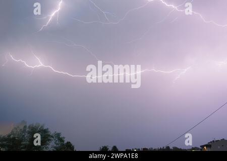 Blitzschlag ist ein natürliches Phänomen elektrostatische Entladungen in der Atmosphäre zwischen zwei elektrisch geladenen Regionen, die in einer Nähe neutralisieren Stockfoto