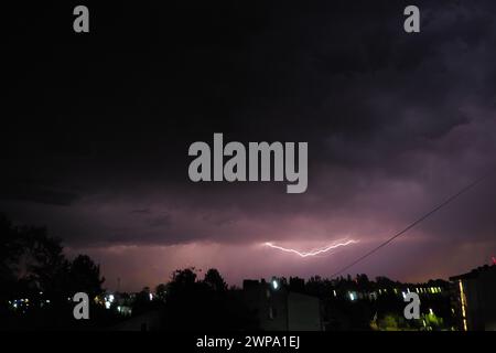 Blitzschlag ist ein natürliches Phänomen elektrostatische Entladungen in der Atmosphäre zwischen zwei elektrisch geladenen Regionen, die in einer Nähe neutralisieren Stockfoto