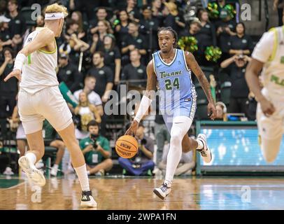 Tampa, Florida, USA. März 2024. KEVIN CROSS (24) bewegt den Ball während des NCAA Männer Basketballspiels zwischen den Tulane Green Wave und den University of South Florida Bulls im Yuengling Center in Tampa, Florida. (Kreditbild: © Israel Anta via ZUMA Press Wire) NUR REDAKTIONELLE VERWENDUNG! Nicht für kommerzielle ZWECKE! Stockfoto