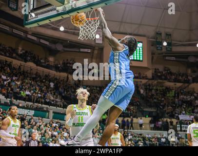 Tampa, Florida, USA. März 2024. KEVIN CROSS (24), DER den Ball während des NCAA-Basketballspiels zwischen den Tulane Green Wave und den Bulls der University of South Florida im Yuengling Center in Tampa, Florida, abtaucht. (Kreditbild: © Israel Anta via ZUMA Press Wire) NUR REDAKTIONELLE VERWENDUNG! Nicht für kommerzielle ZWECKE! Stockfoto