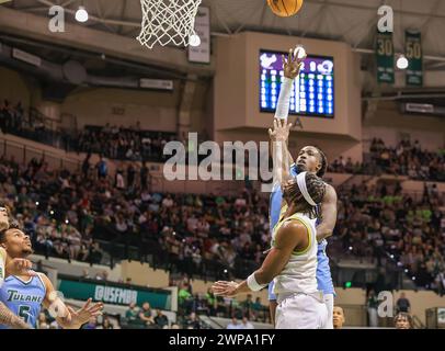 Tampa, Florida, USA. März 2024. KEVIN CROSS (24) schießt während des NCAA-Basketballspiels zwischen den Tulane Green Wave und den University of South Florida Bulls im Yuengling Center in Tampa, Florida, einen einhändigen Sprungschuss. (Kreditbild: © Israel Anta via ZUMA Press Wire) NUR REDAKTIONELLE VERWENDUNG! Nicht für kommerzielle ZWECKE! Stockfoto